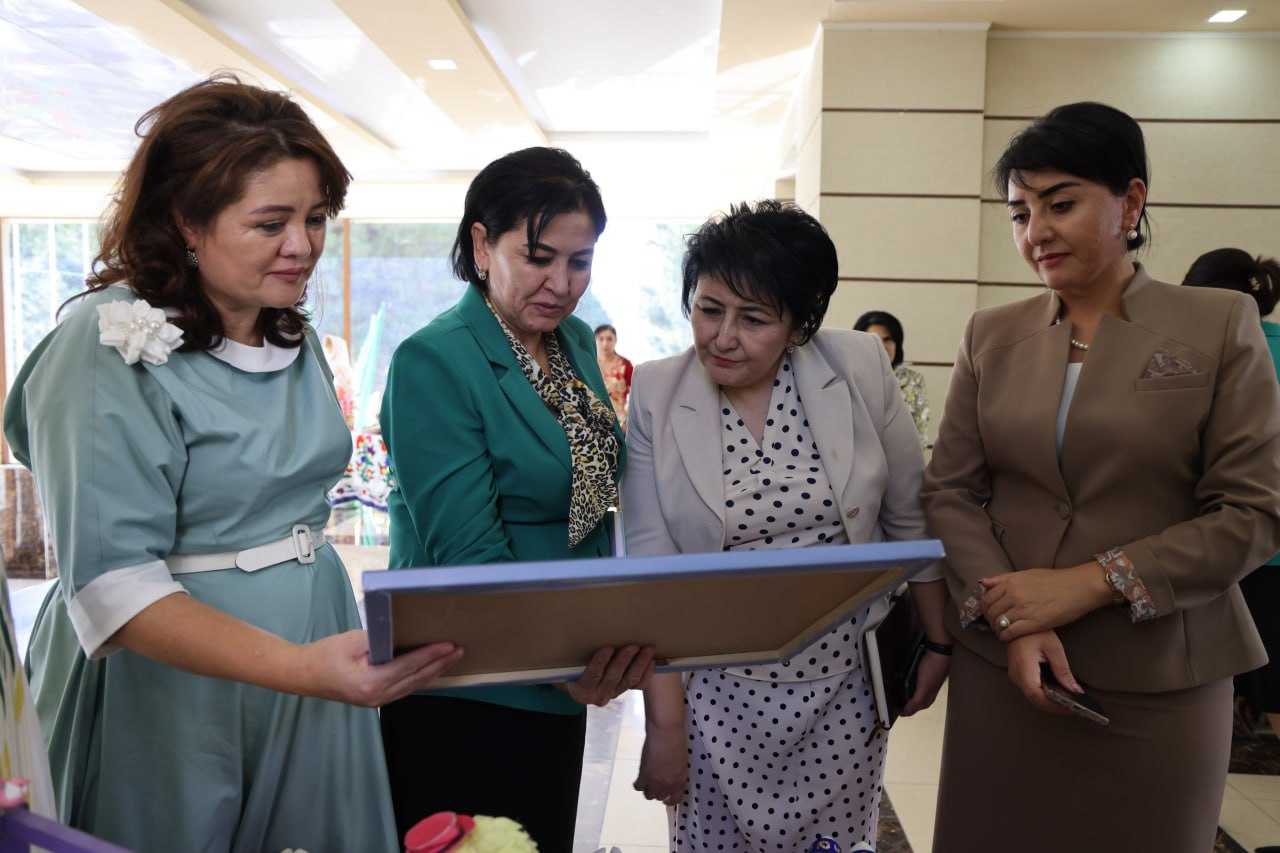 Olomon qizlar navbatma-navbat bir yigitga tegishadi Olomon qizlar navbatma-navbat bir yigitga tegishadi